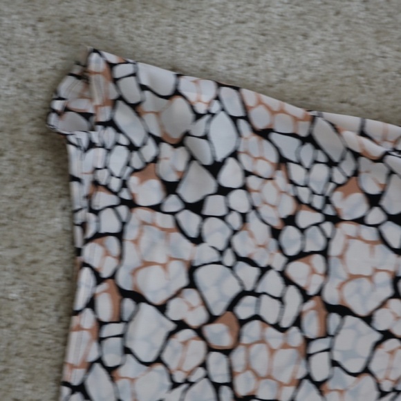 Loft Sleeve-Less Shirt - Picture 2 of 5